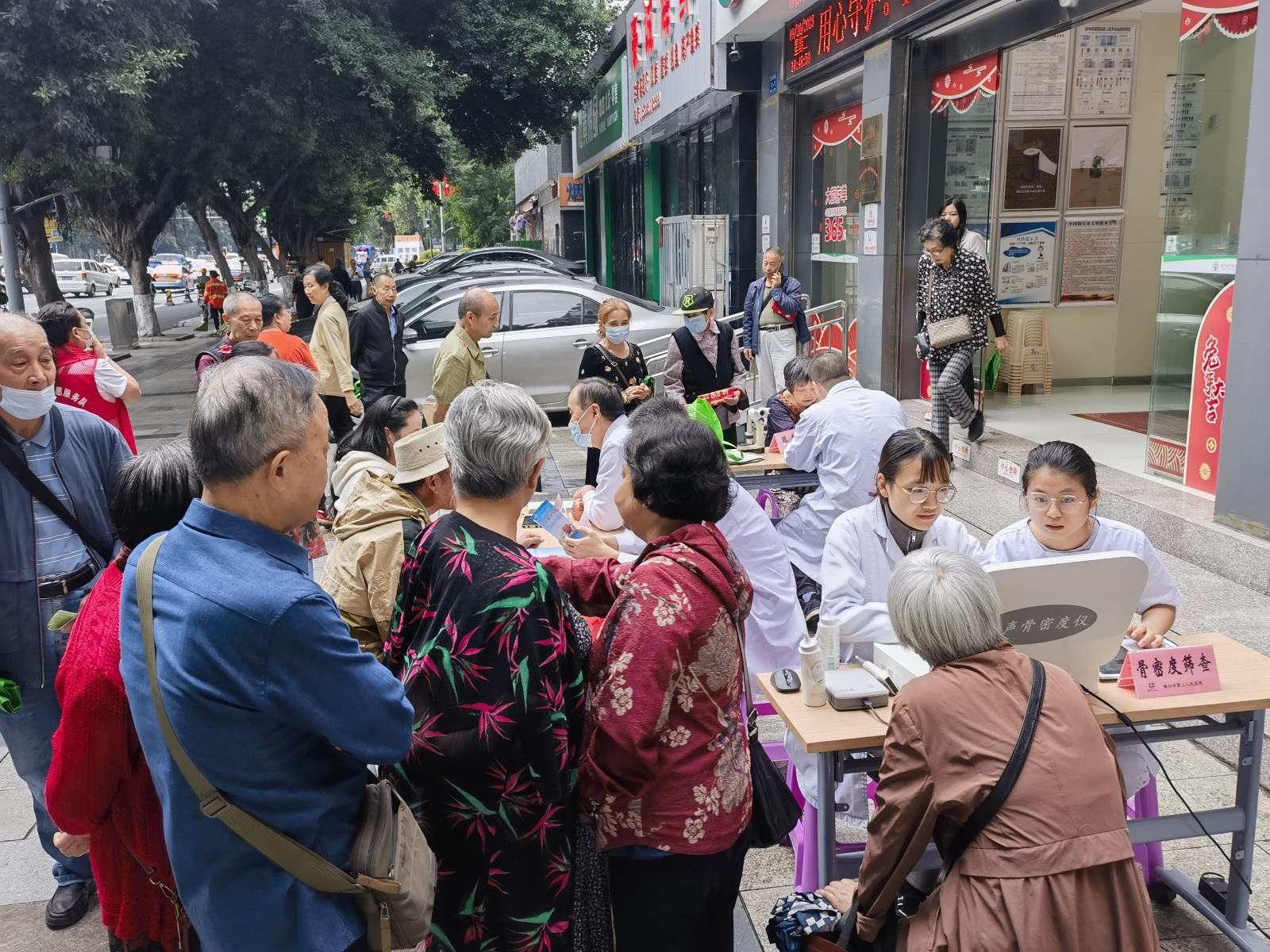 “迎中秋 庆国庆 送健康六进”活动走进涪城区迎宾路社区