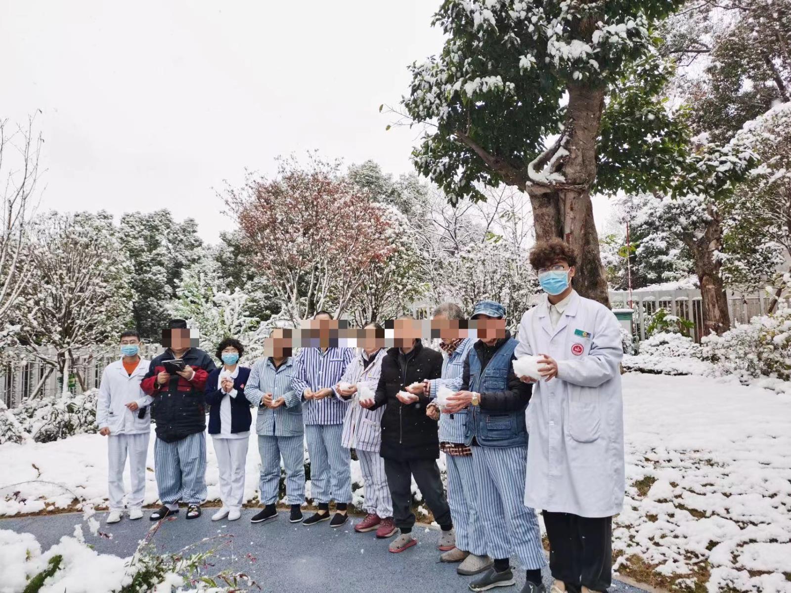 绵阳城区迎来罕见瑞雪，重症精神三科护带领患者亲近自然，感受美景，促进康复