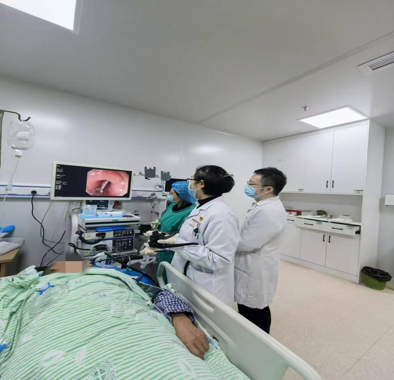 异物卡喉病情危急，团队协作紧急救治 | 高新院区内镜中心凌晨为急诊患者实施内镜下异物取出术