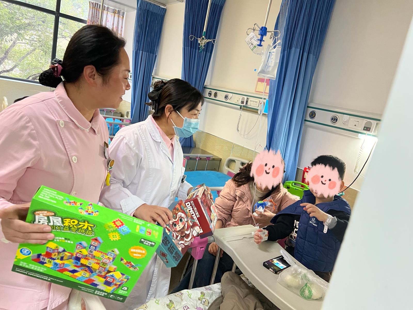 新春佳节，儿科医护向孩子们送欢乐