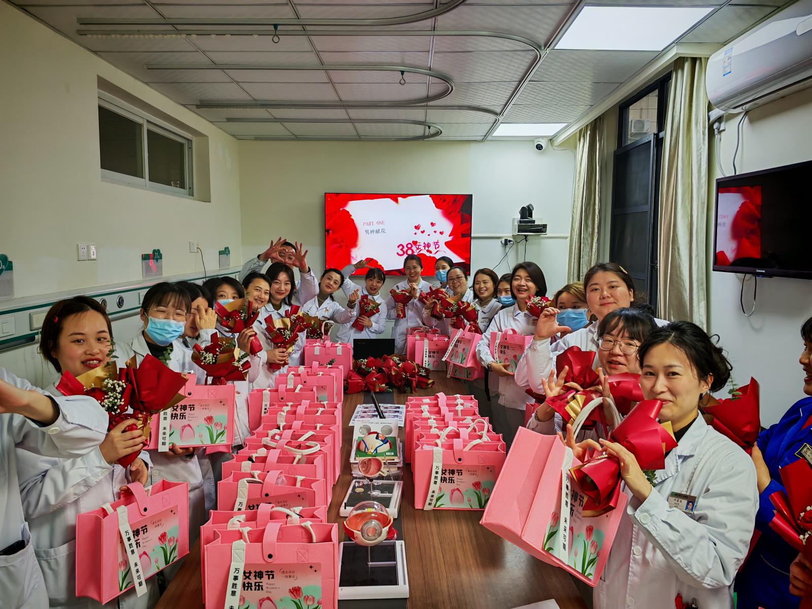 花香满眼科——大外科十一党支部情暖巾帼 礼赞芳华