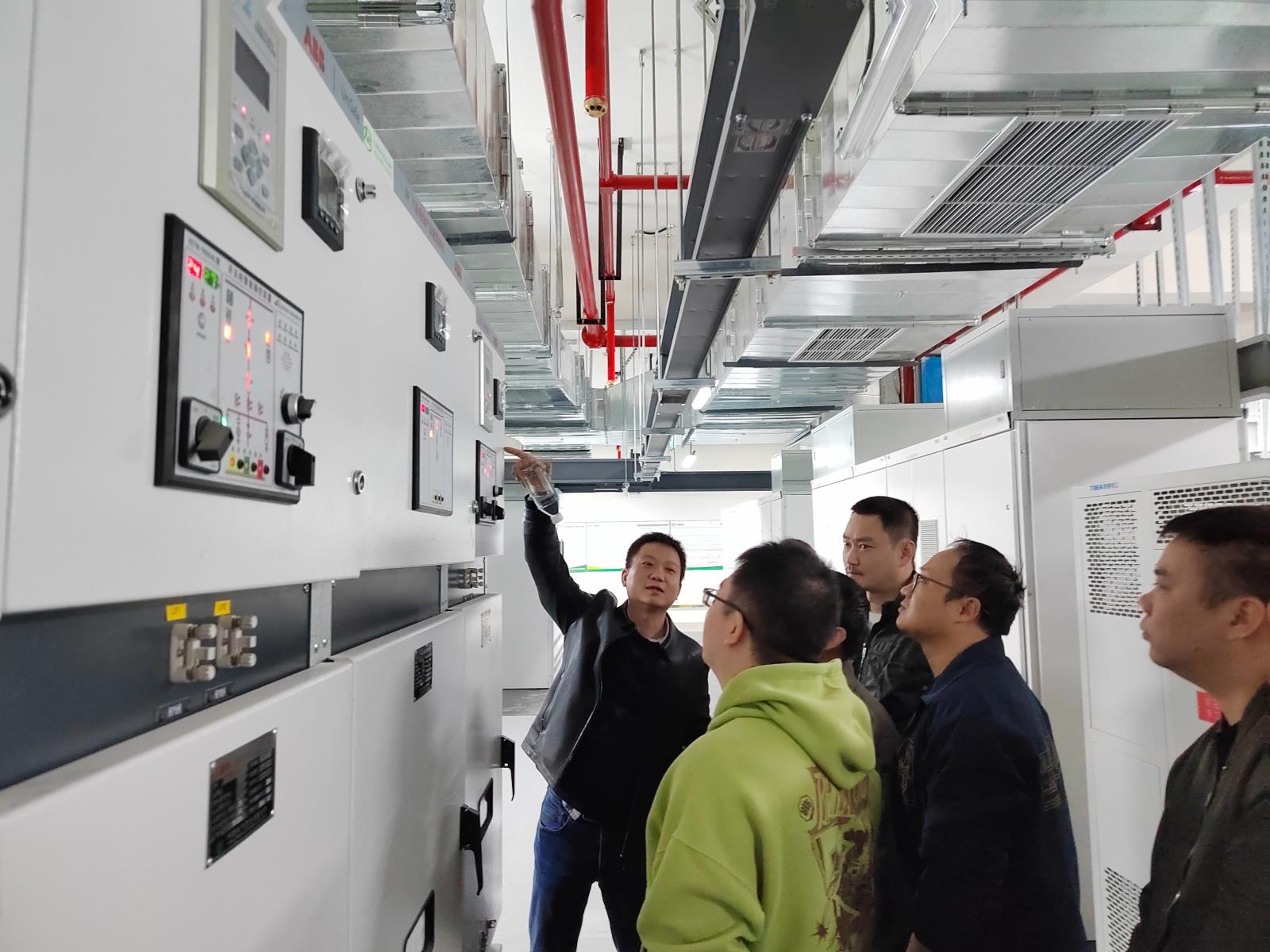 恪守安全意识 筑牢安全防线 ——高新院区开展停电倒闸应急演练