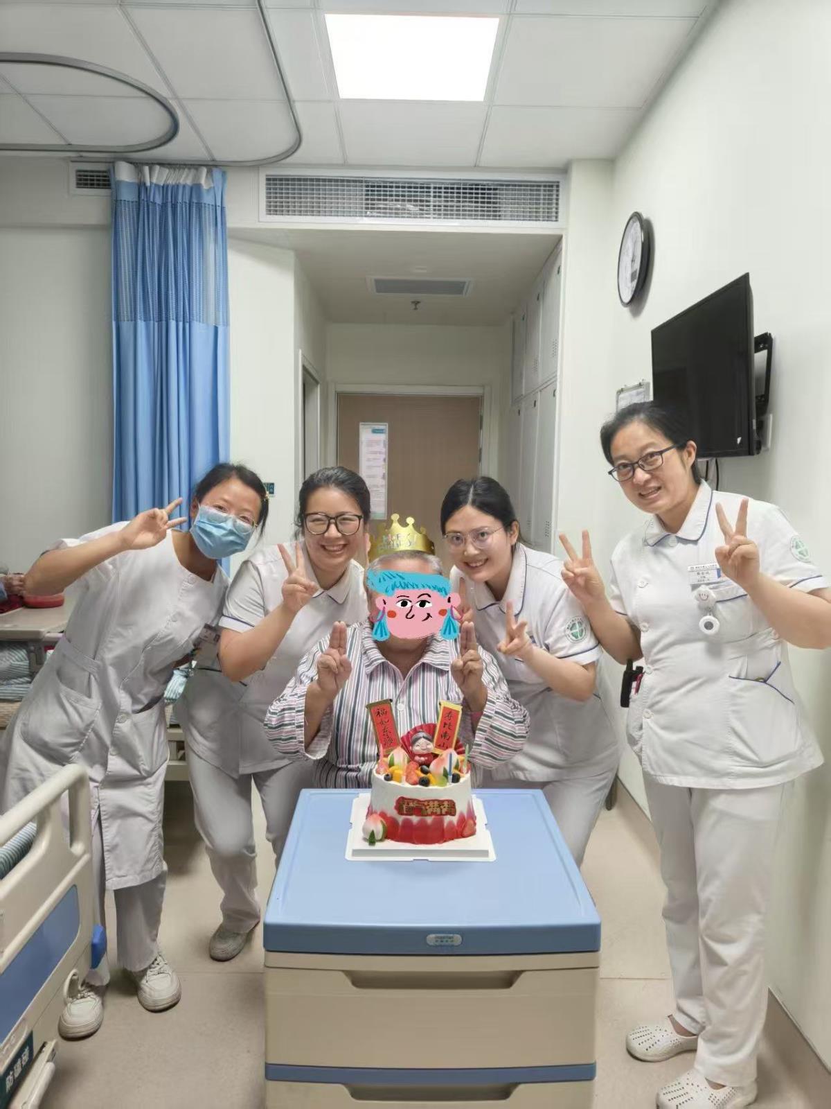 温情满病房 爱意暖人心——老年病三科为张奶奶举办温馨生日会