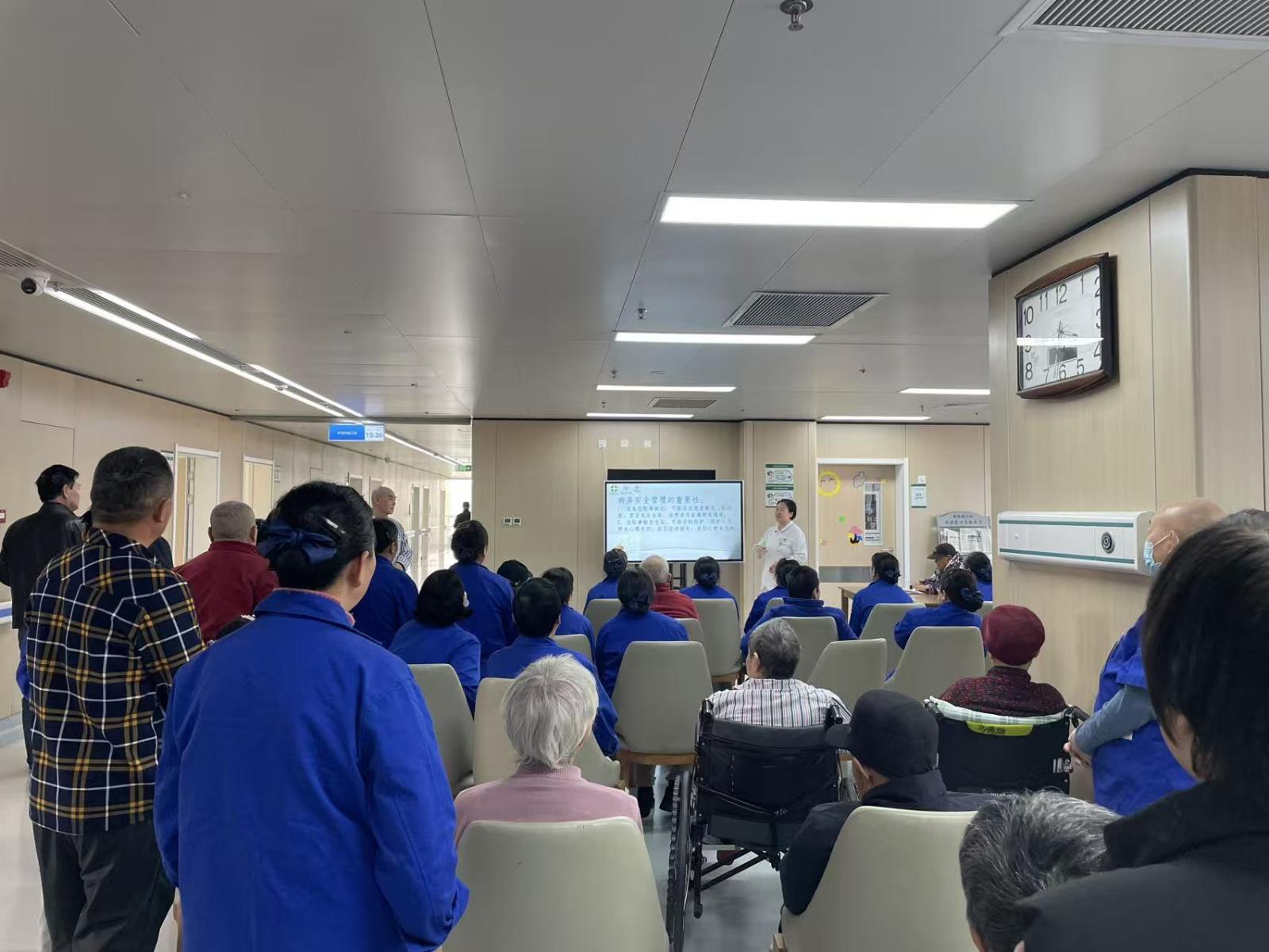 筑牢安全防线 守护银龄安康 | 市三医院老年病三科开展风险防范培训