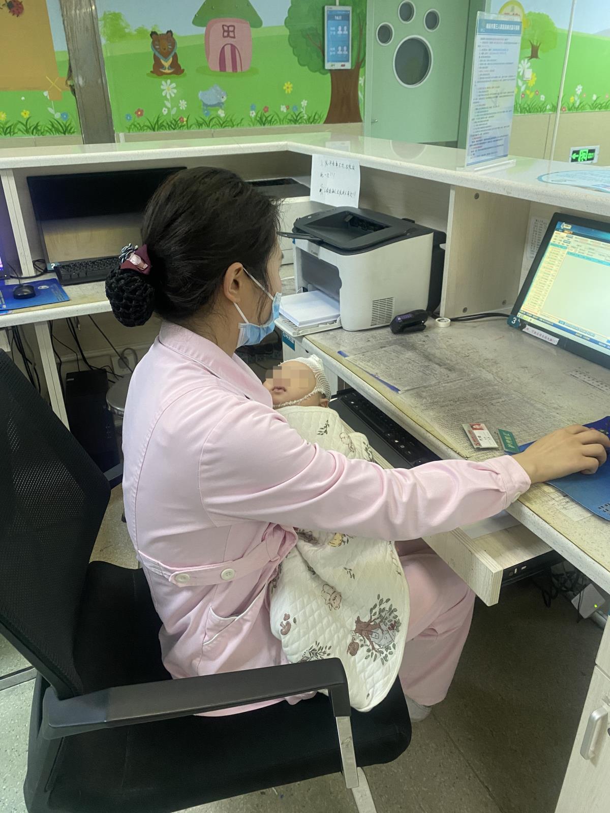 愈见三医⑯ | 当新手妈妈被送进急诊，他们把最珍贵的宝贝交给了值班护士……